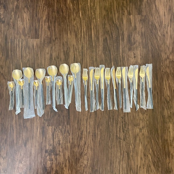 24-Piece Gold Silverware Set Gold Utensils Set for 6, Gold Spoons and Fo… - Picture 12 of 15